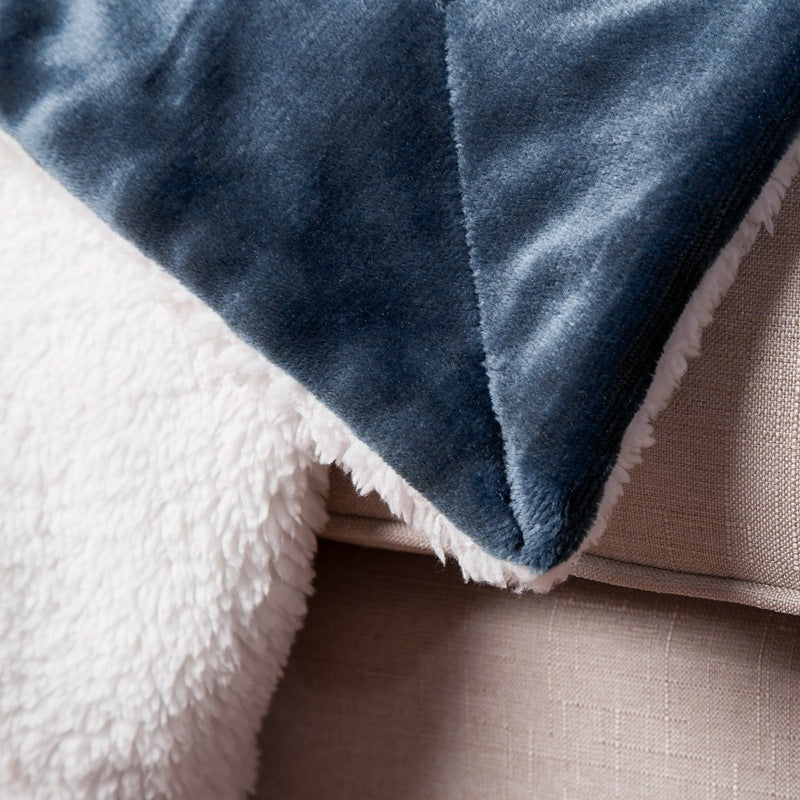 Ultra-soft Sherpa Lamb Blanket. Reversible fleece & sherpa design for all-season warmth. Perfect for bed, sofa & travel.